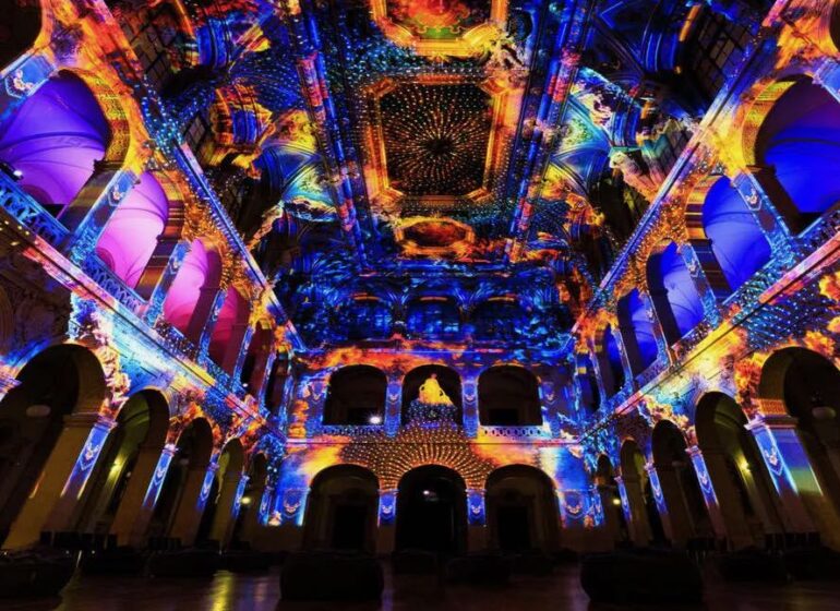 Enlightment est un spectacle immersif au Palais de la Bourse à Marseille, combinant musique et projections 3D des 'Quatre Saisons' de Vivaldi. (palais intérieur)