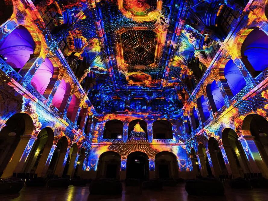 Enlightment est un spectacle immersif au Palais de la Bourse à Marseille, combinant musique et projections 3D des 'Quatre Saisons' de Vivaldi. (palais intérieur)