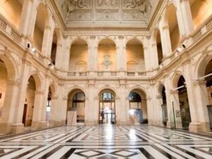 Enlightment est un spectacle immersif au Palais de la Bourse à Marseille, combinant musique et projections 3D des 'Quatre Saisons' de Vivaldi. (palais intérieur)