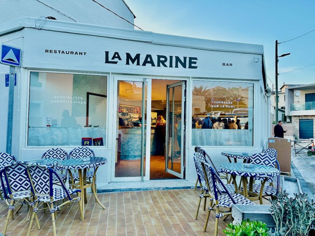 La Marine des Goudes est un restaurant de produits frais et locaux situé dans le quartier des Goudes à Marseille. Il offre une terrasse face au Port des Goudes.