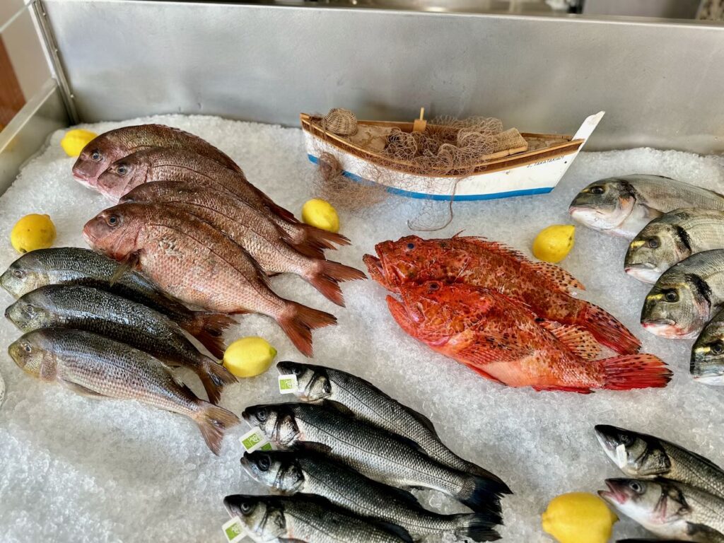 La Marine des Goudes est un restaurant de produits frais et locaux situé dans le quartier des Goudes à Marseille. Il offre une terrasse face au Port des Goudes. (poisson sur glace pilée)