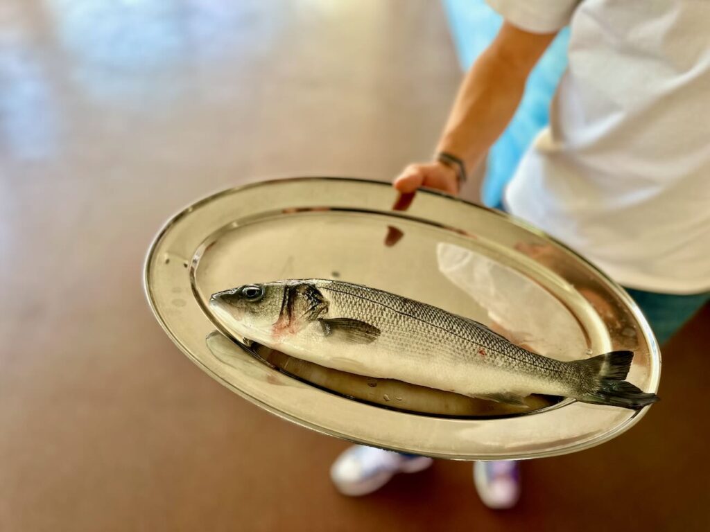 La Marine des Goudes est un restaurant de poissons situé dans le quartier des Goudes à Marseille. Il offre une terrasse face au Port des Goudes. (poisson)