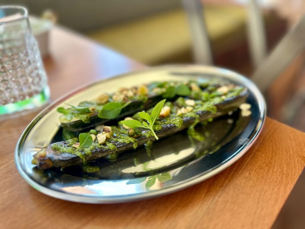 La Marine des Goudes est un restaurant de poissons situé dans le quartier des Goudes à Marseille. Il offre une terrasse face au Port des Goudes. (courgettes)