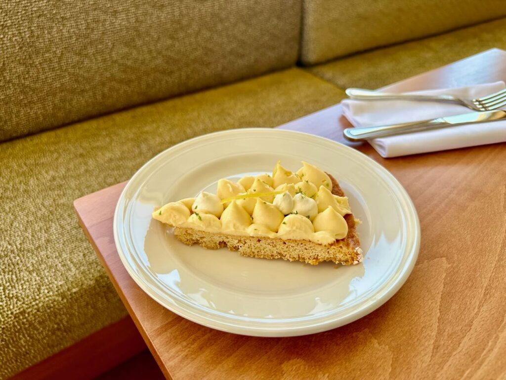 La Marine des Goudes est un restaurant de poissons situé dans le quartier des Goudes à Marseille. Il offre une terrasse face au Port des Goudes. (dessert)