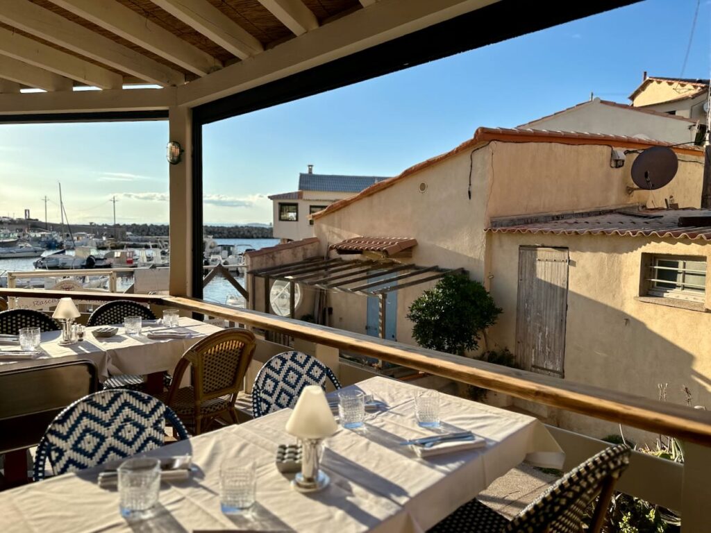 La Marine des Goudes est un restaurant de poissons situé dans le quartier des Goudes à Marseille. Il offre une terrasse face au Port des Goudes. (terrasse)