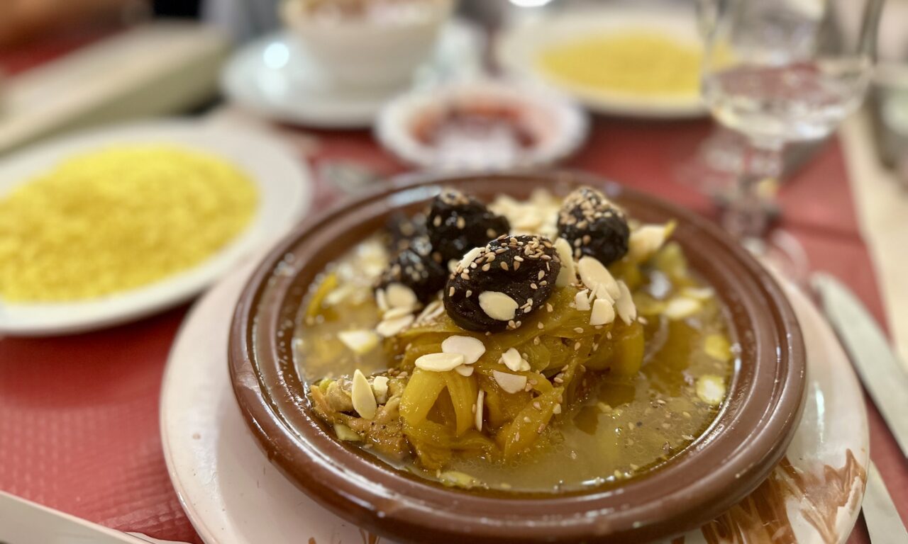 Sur le pouce est un restaurant de spécialités tunisiennes dans le quartier de Belsunce à Marseille. (tajine agneau)