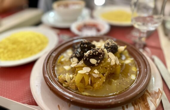 Sur le pouce est un restaurant de spécialités tunisiennes dans le quartier de Belsunce à Marseille. (tajine agneau)