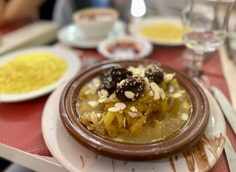 Sur le pouce est un restaurant de spécialités tunisiennes dans le quartier de Belsunce à Marseille. (tajine)