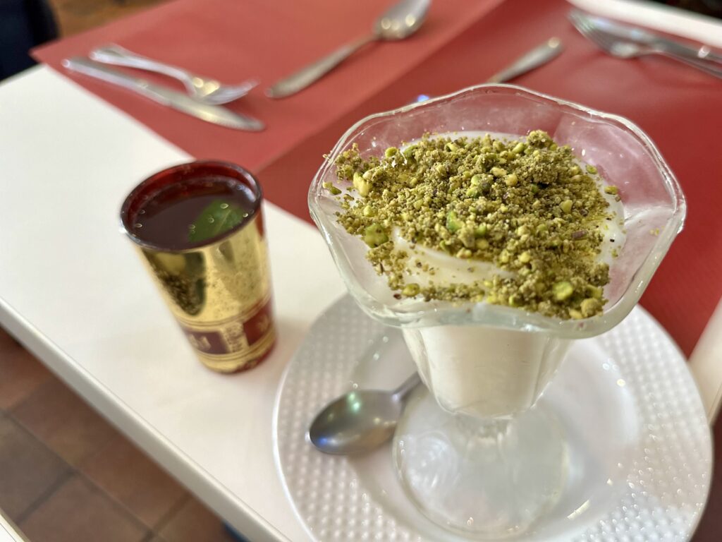 Sur le pouce est un restaurant de spécialités tunisiennes dans le quartier de Belsunce à Marseille. (dessert pistaches)