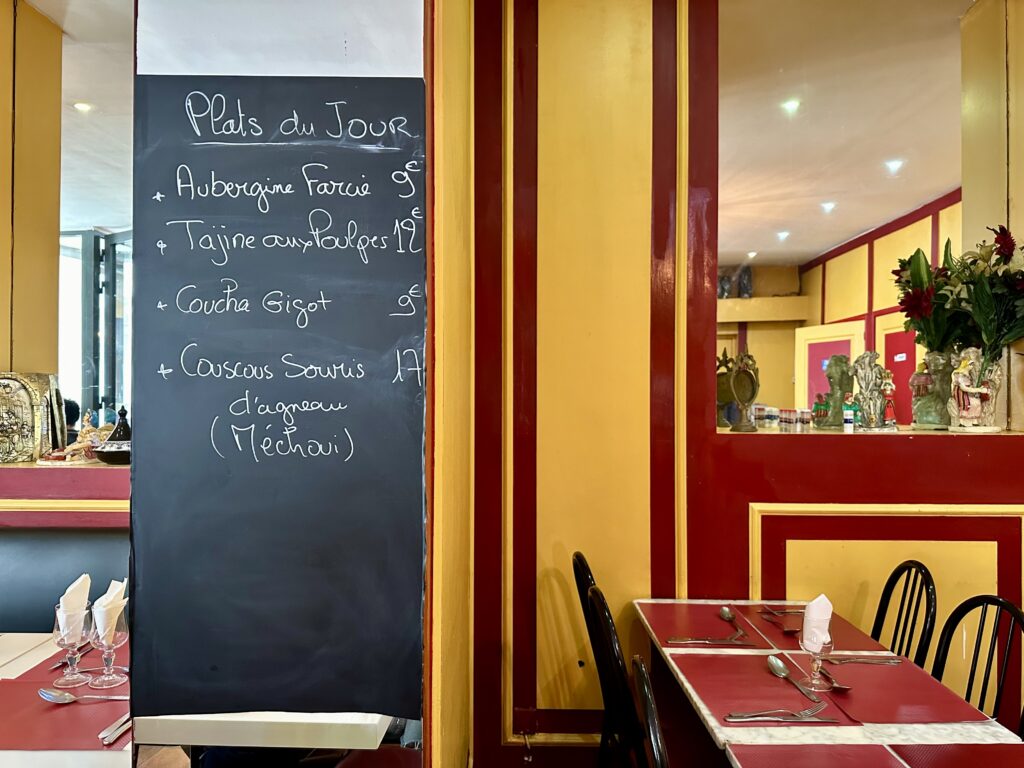 Sur le pouce est un restaurant de spécialités tunisiennes dans le quartier de Belsunce à Marseille.  (ardoise)