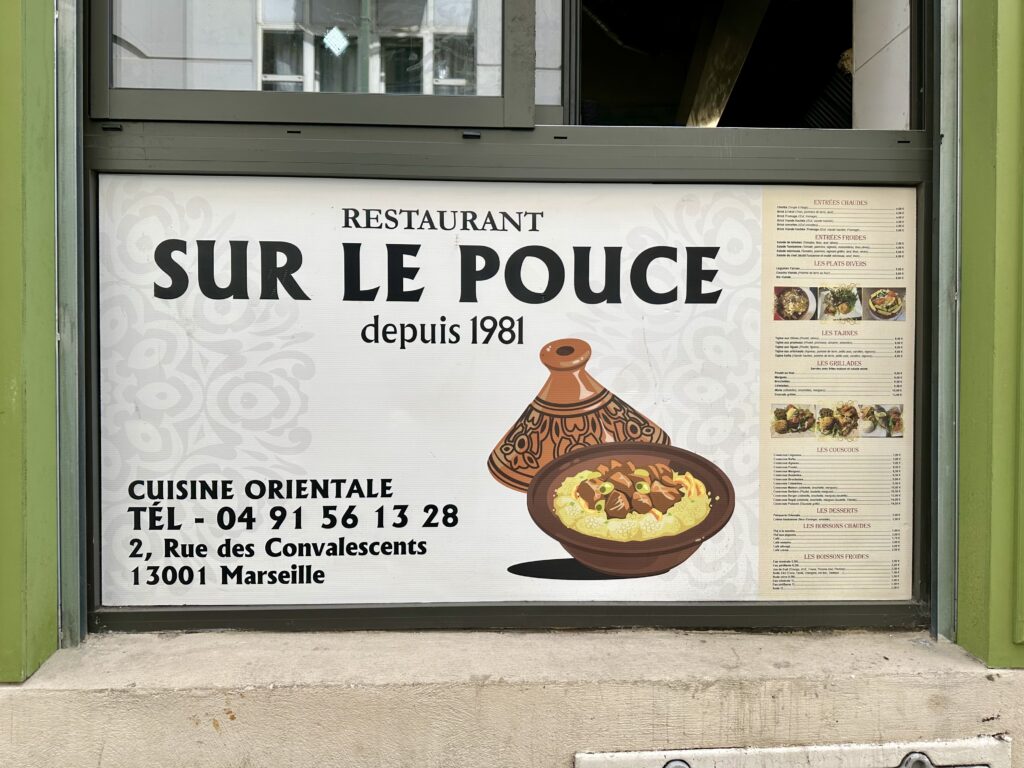 Sur le pouce est un restaurant de spécialités tunisiennes dans le quartier de Belsunce à Marseille. (menu)