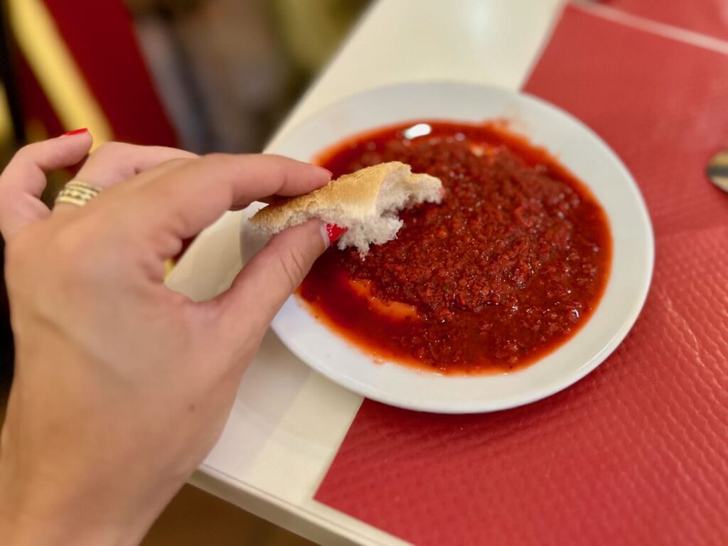 Sur le pouce est un restaurant de spécialités tunisiennes dans le quartier de Belsunce à Marseille. (harissa)