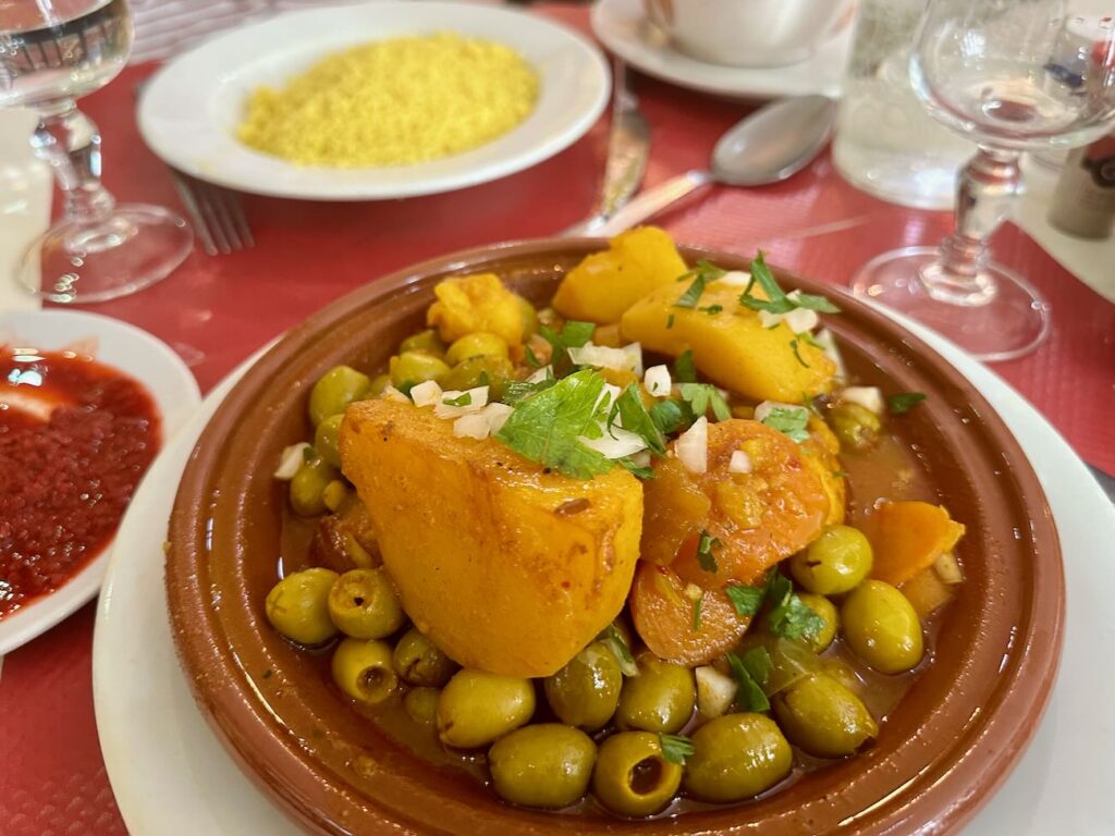 Sur le pouce est un restaurant de spécialités tunisiennes dans le quartier de Belsunce à Marseille. (tajine poulet aux olives)