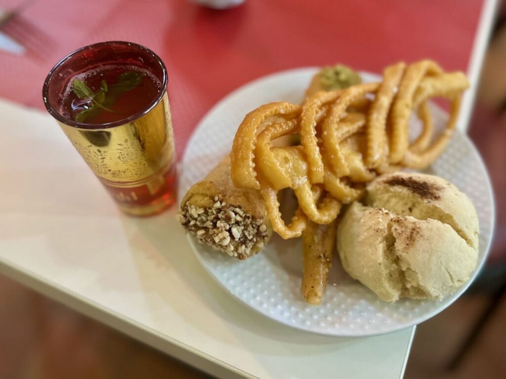 Sur le pouce est un restaurant de spécialités tunisiennes dans le quartier de Belsunce à Marseille. (thé)