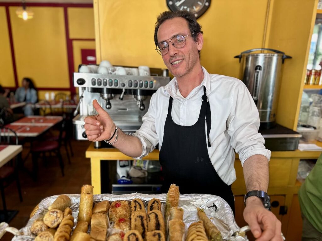 Sur le pouce est un restaurant de spécialités tunisiennes dans le quartier de Belsunce à Marseille. (patron)