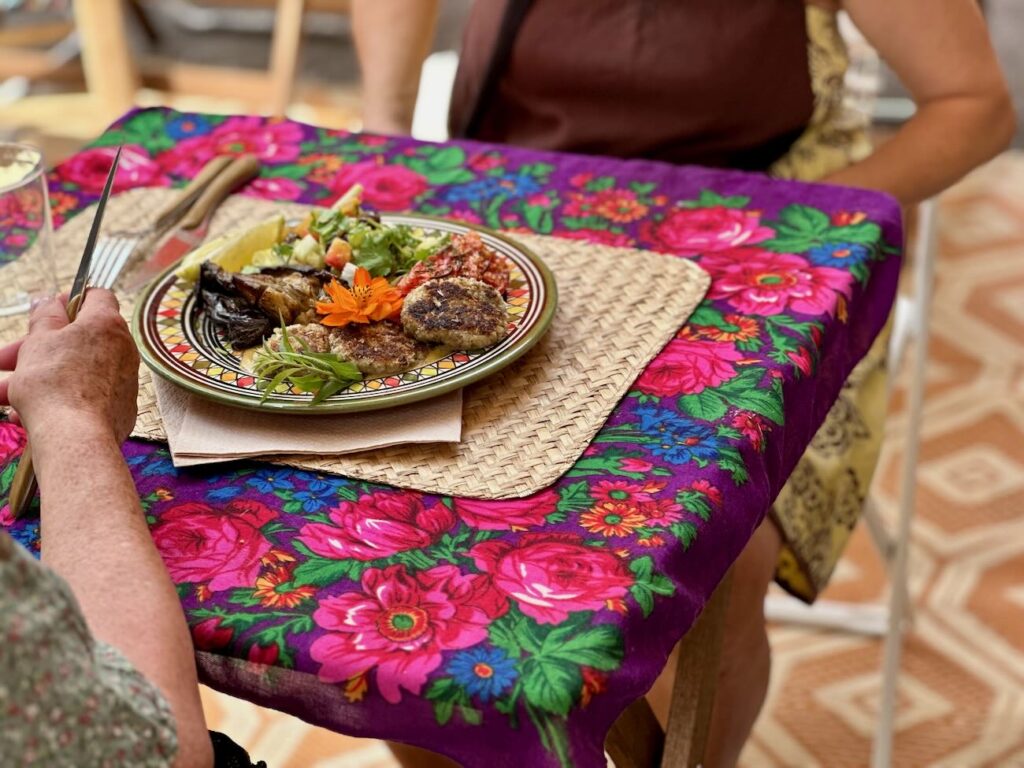 Tête d’Aïl est un restaurant de cuisine populaire provençale dans le quartier de Noailles à Marseille. (boulettes de sardine)