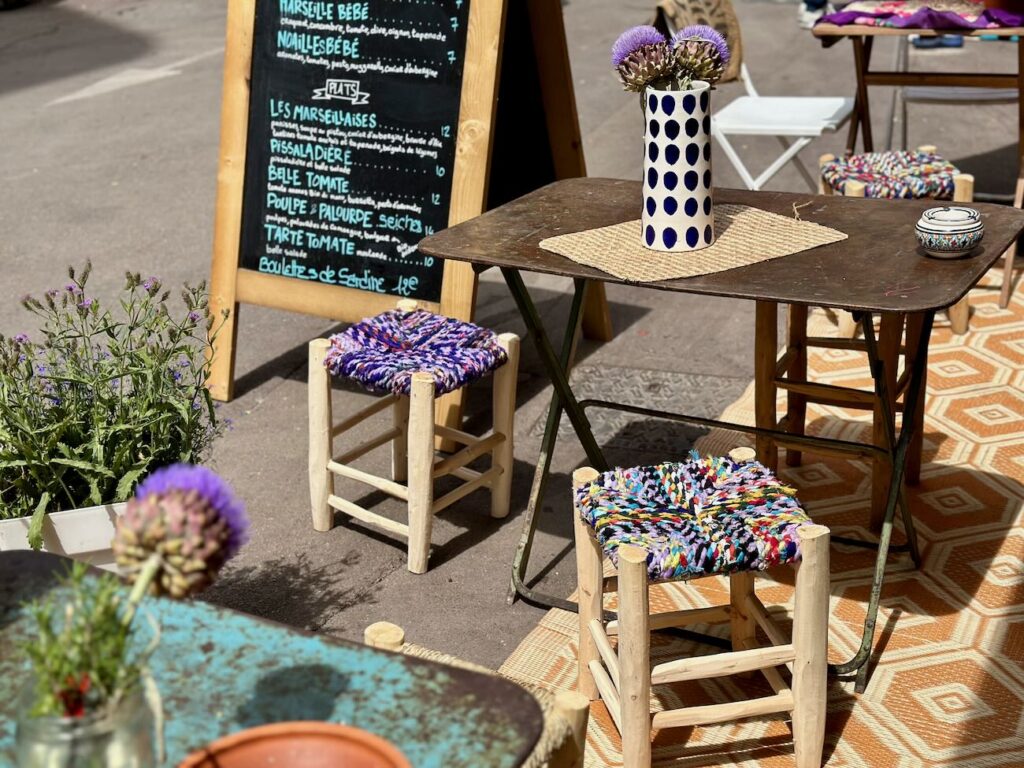 Tête d’Aïl est un restaurant de cuisine populaire provençale dans le quartier de Noailles à Marseille. (terrasse)