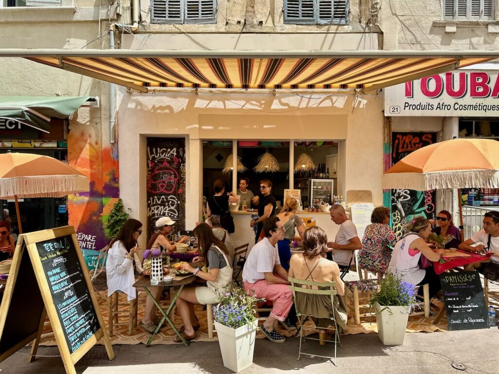 Tête d’Aïl est un restaurant de cuisine populaire provençale dans le quartier de Noailles à Marseille. (devanture)