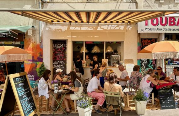 Tête d’Aïl est un restaurant de cuisine populaire provençale dans le quartier de Noailles à Marseille. (devanture)