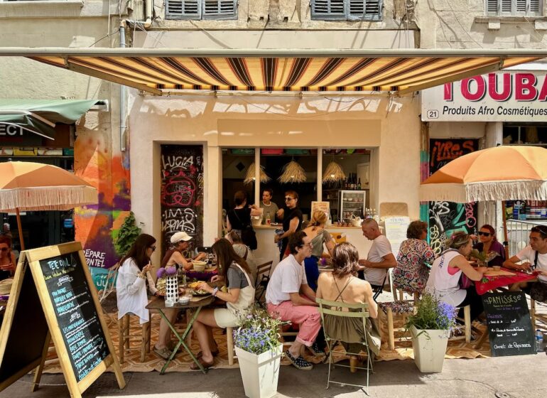 Tête d’Aïl est un restaurant de cuisine populaire provençale dans le quartier de Noailles à Marseille. (devanture)