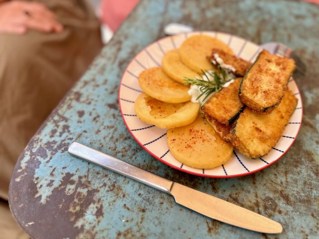 Tête d’Aïl est un restaurant de cuisine populaire provençale dans le quartier de Noailles à Marseille. (panisses et courgettes)