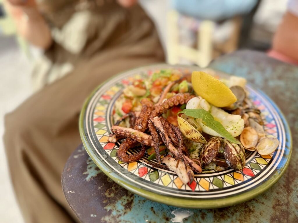 Tête d’Aïl est un restaurant de cuisine populaire provençale dans le quartier de Noailles à Marseille. (poulpe et palourdes)