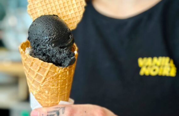 Vanille Noire est un glacier qui dispose de trois boutiques dont une dans le quartier Opéra à Marseille. Elle propose des crèmes glacées artisanales réalisées à partir de produits locaux.