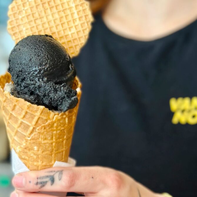 Vanille Noire est un glacier qui dispose de trois boutiques dont une dans le quartier Opéra à Marseille. Elle propose des crèmes glacées artisanales réalisées à partir de produits locaux. (parfum vanille noire)