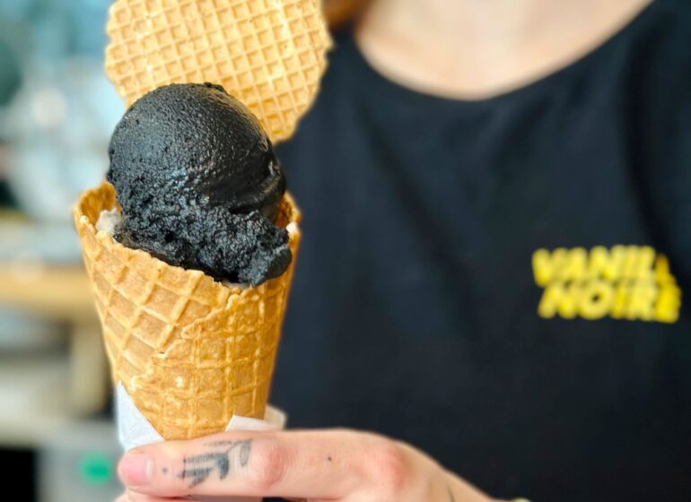 Vanille Noire est un glacier qui dispose de trois boutiques dont une dans le quartier Opéra à Marseille. Elle propose des crèmes glacées artisanales réalisées à partir de produits locaux. (parfum vanille noire)