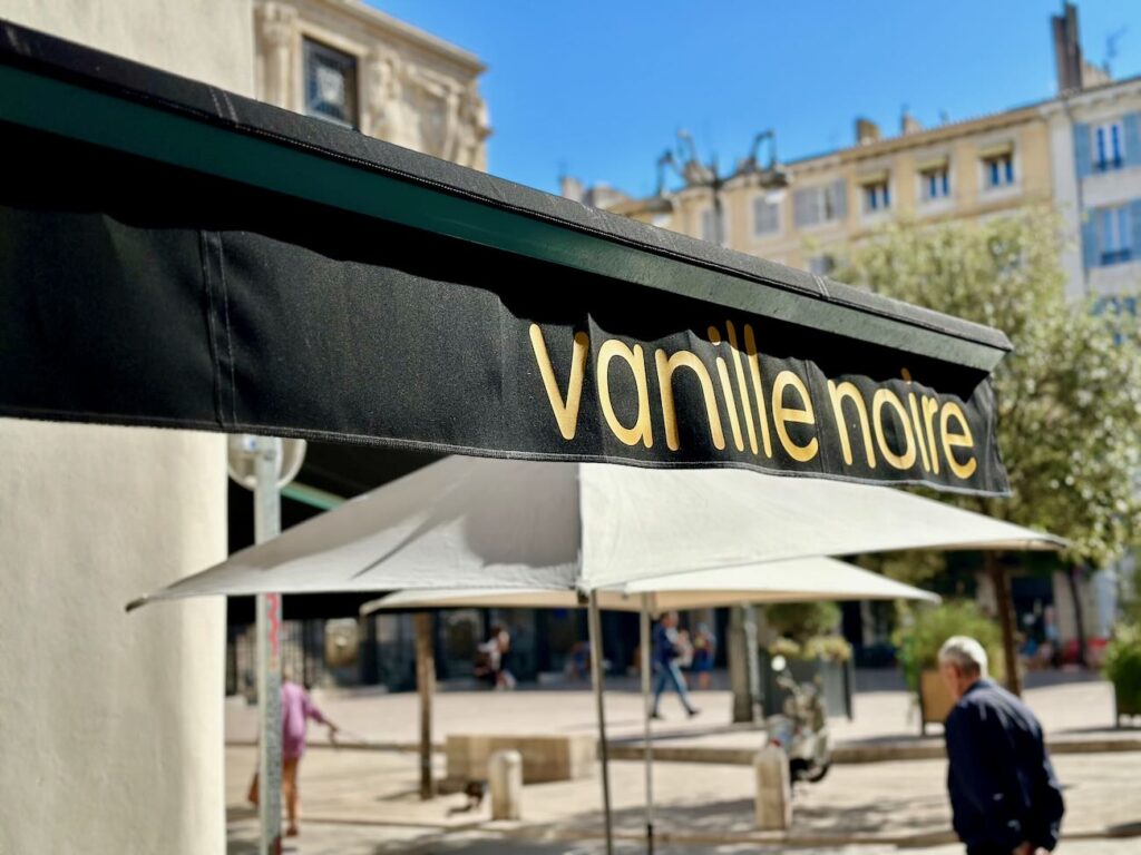 Vanille Noire est un glacier artisanal qui vient d'ouvrir une troisième adresse dans le quartier Opéra à Marseille. (store)