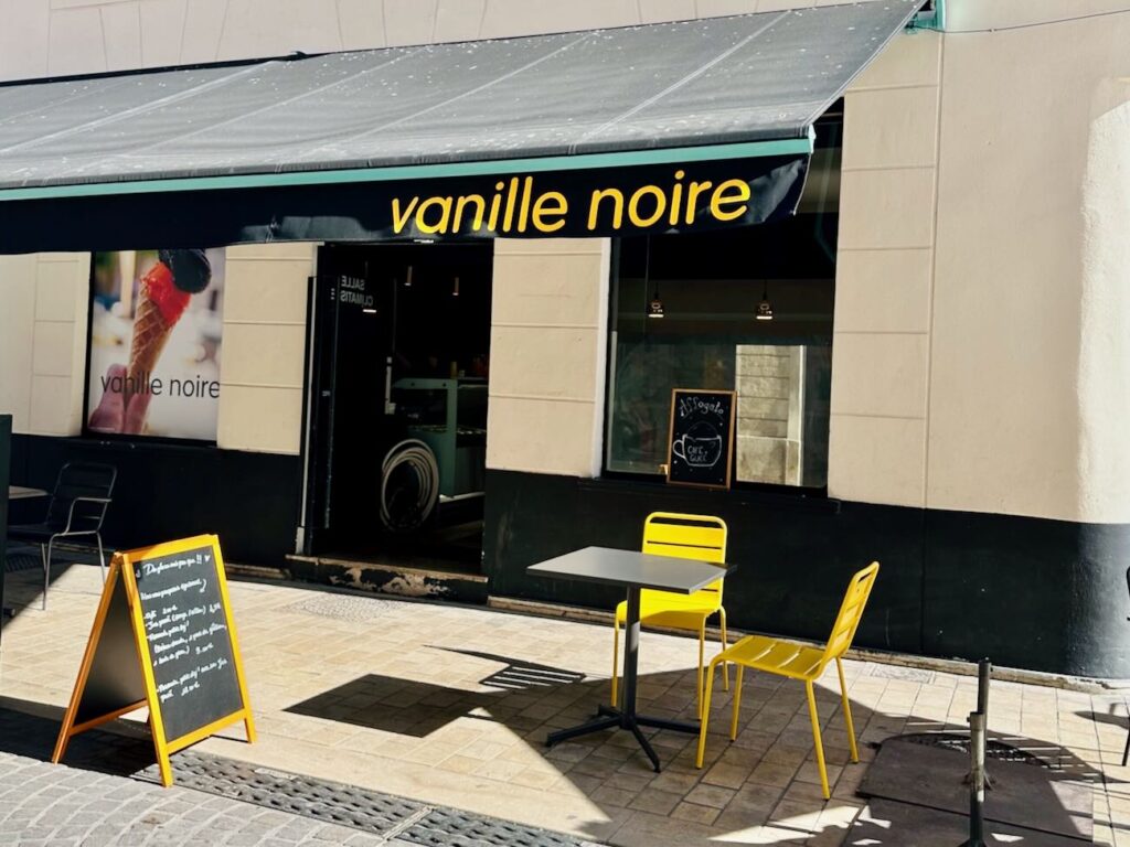 Vanille Noire est un glacier artisanal qui vient d'ouvrir une troisième adresse dans le quartier Opéra à Marseille. (terrasse)