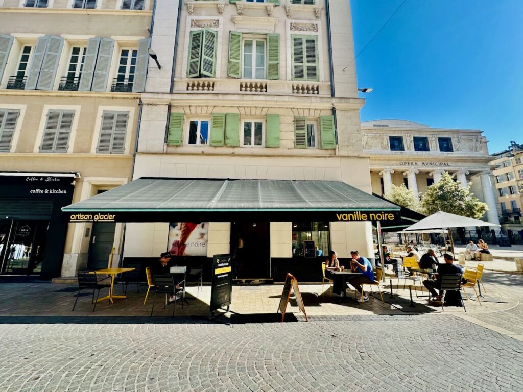Vanille Noire est un glacier artisanal qui vient d'ouvrir une troisième adresse dans le quartier Opéra à Marseille. (Terrasse)