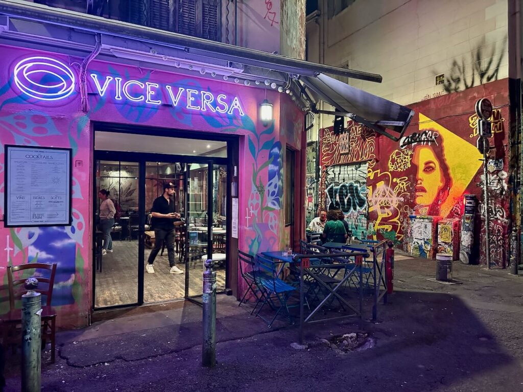 Le Vice Versa est un bar à cocktail et club du Cours Julien à Marseille (façade)