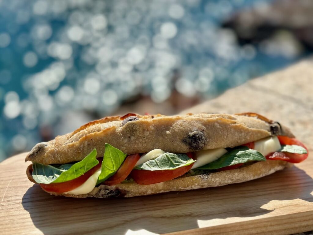 Bain Bain est une sandwicherie ambulante imaginé par le Petit Nice pour les baigneurs de l’Anse de Maldormé