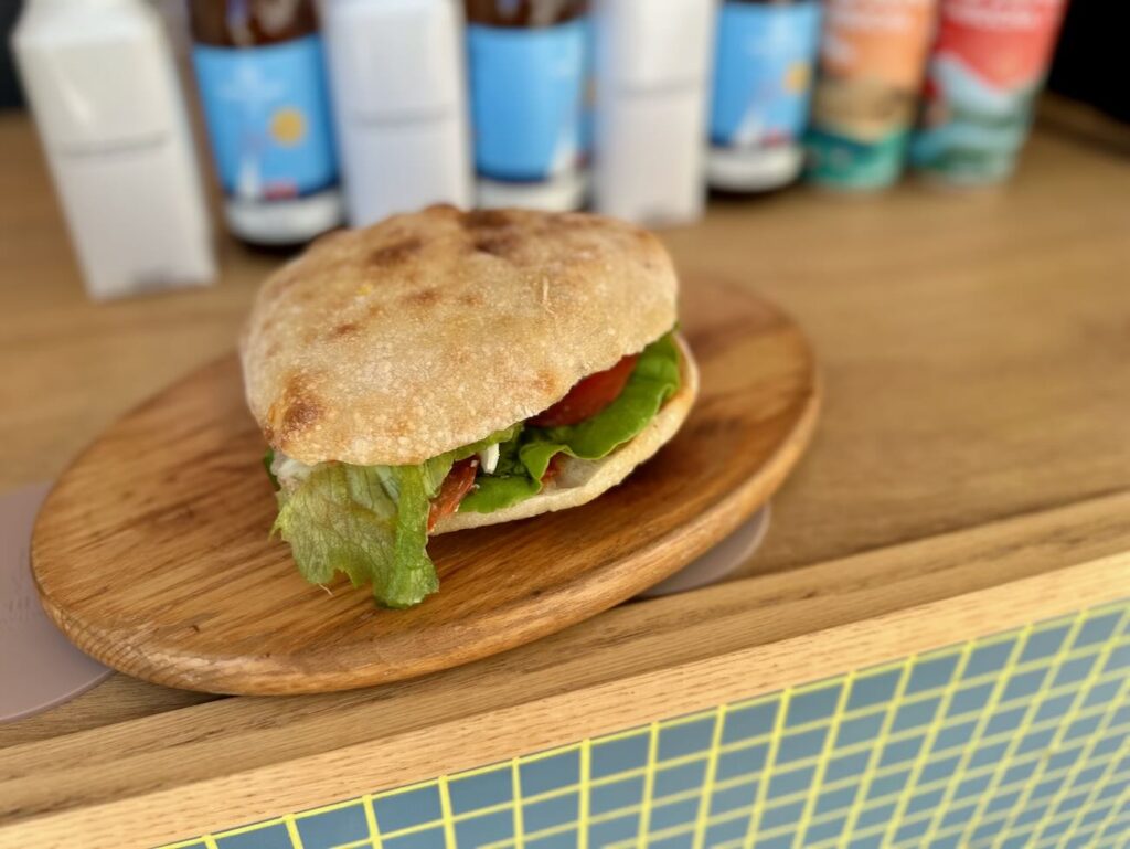 Bain Bain est une sandwicherie ambulante imaginé par le Petit Nice pour les baigneurs de l’Anse de Maldormé (pan bagnat)