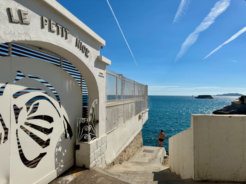 Bain Bain est une sandwicherie ambulante imaginé par le Petit Nice pour les baigneurs de l’Anse de Maldormé