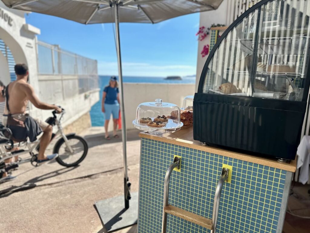 Bain Bain est une sandwicherie ambulante imaginé par le Petit Nice pour les baigneurs de l’Anse de Maldormé (échelle)