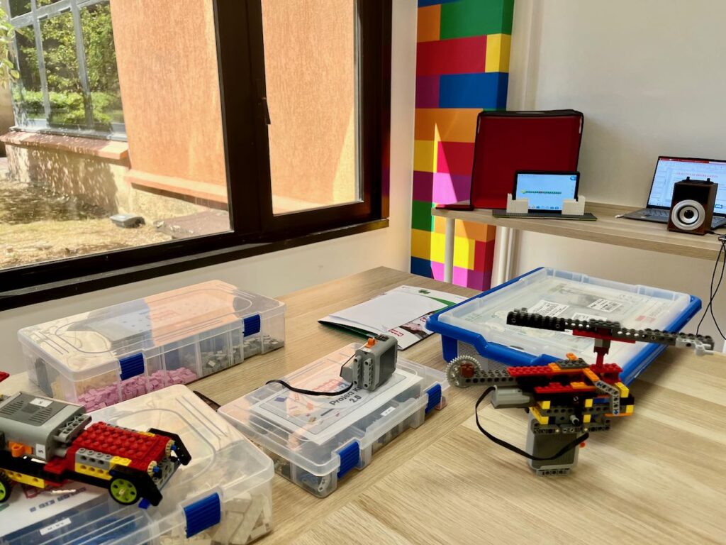 Bricks 4 Kidz à Marseille est un centre de créativité Lego proposant des ateliers éducatifs, des fêtes d'anniversaire et des team buildings. (espace atelier)