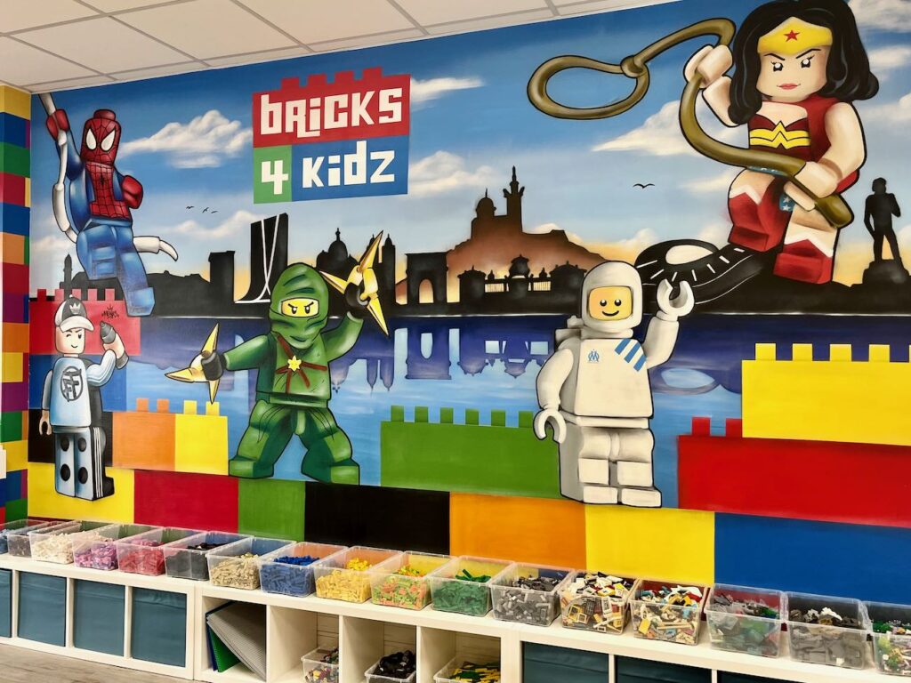 Bricks 4 Kidz à Marseille est un centre de créativité Lego proposant des ateliers éducatifs, des fêtes d'anniversaire et des team buildings. (intérieur)