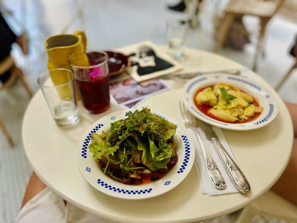 La Traverse x Ivresse est un pop-up culinaire estival dans une cour intérieure à Malmousque à Marseille. (burette et ravioles)