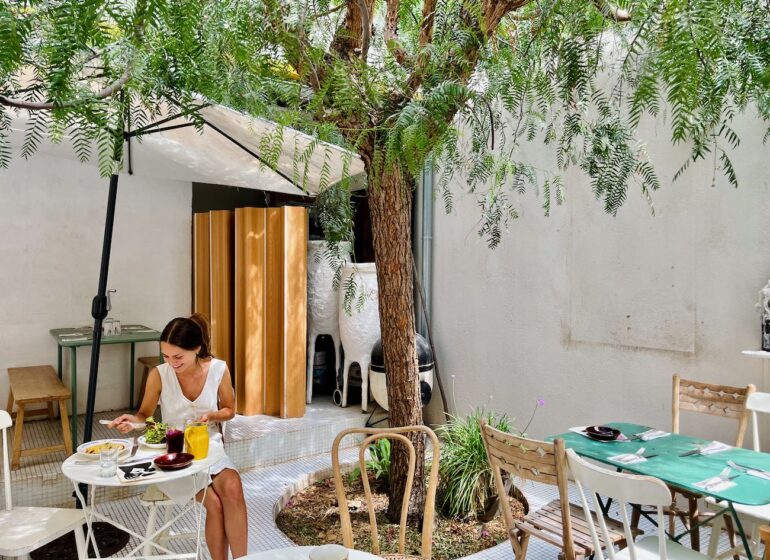 La Traverse x Ivresse est un pop-up culinaire estival dans une cour intérieure à Malmousque à Marseille. (cour intérieure)