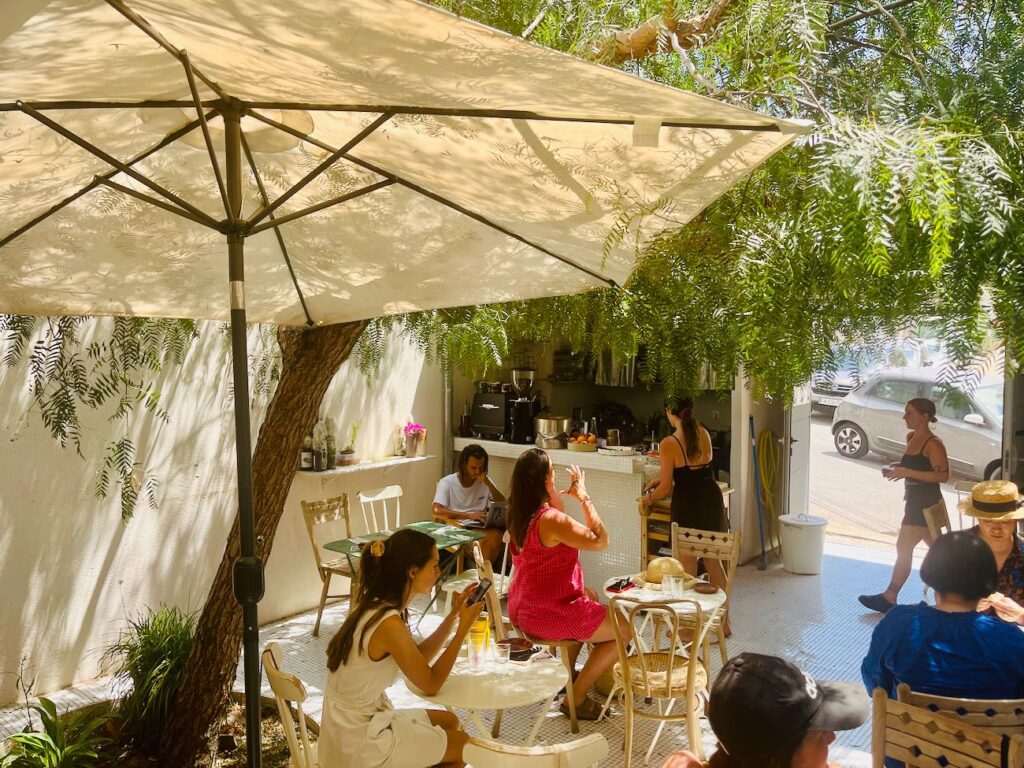 La Traverse x Ivresse est un pop-up culinaire estival dans une cour intérieure à Malmousque à Marseille. (cour intérieure)