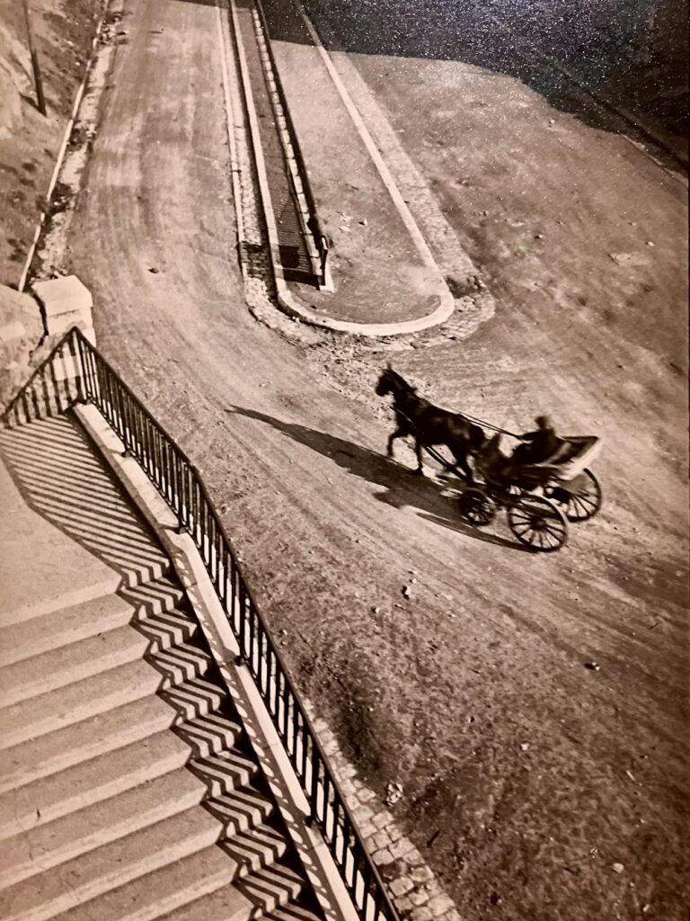 L'Œil objectif au musée Cantini présente une exposition captivante sur un siècle de photographie, des avant-gardes des années 1930 aux œuvres contemporaines, révélant la richesse et la diversité de cet art.