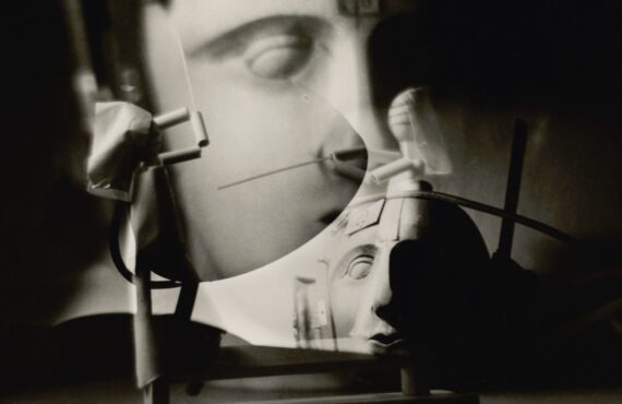 L'Œil objectif au musée Cantini présente une exposition captivante sur un siècle de photographie, des avant-gardes des années 1930 aux œuvres contemporaines, révélant la richesse et la diversité de cet art (Raoul HAUSMANN)