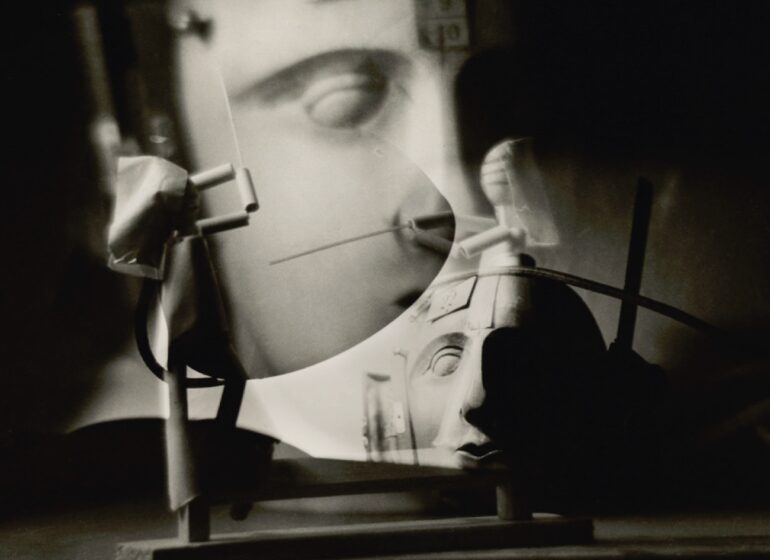 L'Œil objectif au musée Cantini présente une exposition captivante sur un siècle de photographie, des avant-gardes des années 1930 aux œuvres contemporaines, révélant la richesse et la diversité de cet art (Raoul HAUSMANN)