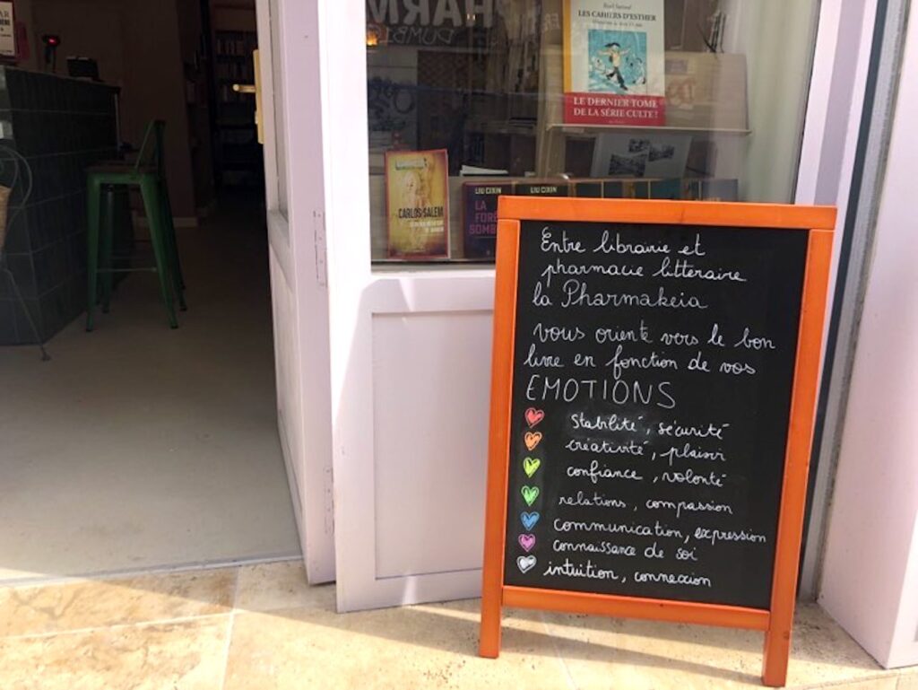 La Pharmakeia est une librairie dans le quartier de la Préfecture (mode d'emploi de la librairie)