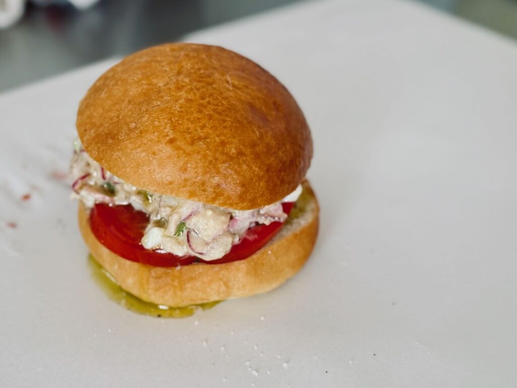 La Boissonnerie est un café sandwicherie dans les Goudes à Marseille. Les Pan Bagnats et les glaces polos sont les best seller. (pan bagnat)