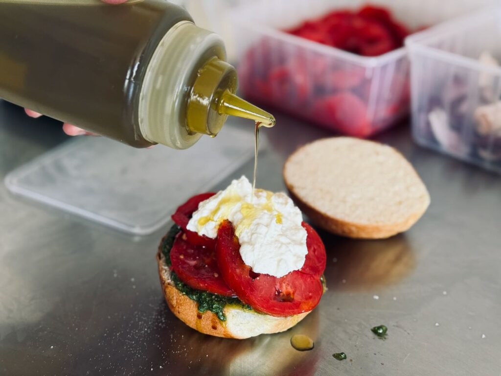 La Boissonnerie est un café sandwicherie dans les Goudes à Marseille. Les Pan Bagnats et les glaces polos sont les best seller. (huile d'olives)