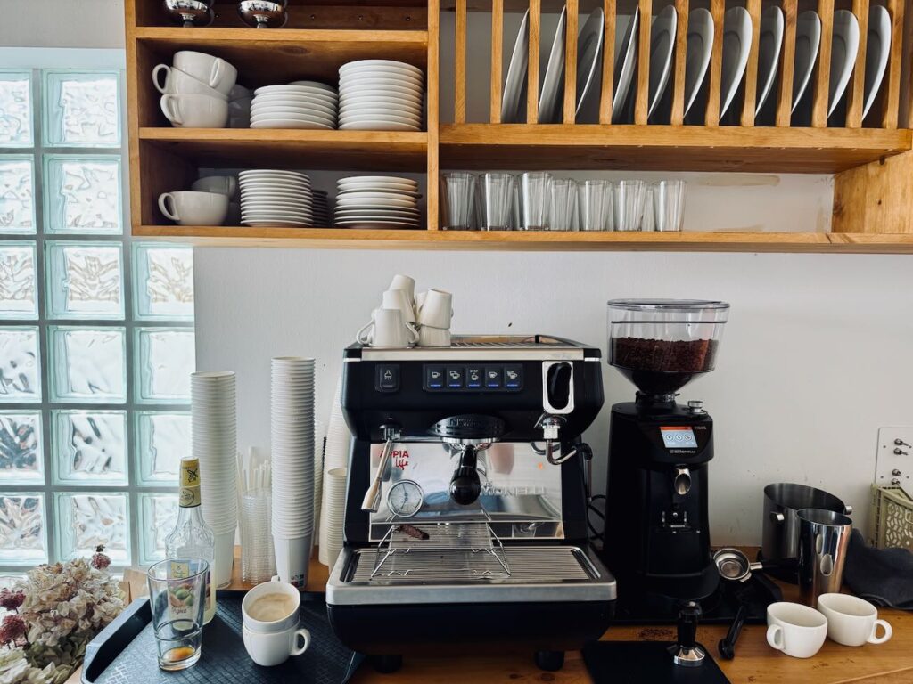 La Boissonnerie est un café sandwicherie dans les Goudes à Marseille. Les Pan Bagnats et les glaces polos sont les best seller. (cafetière)