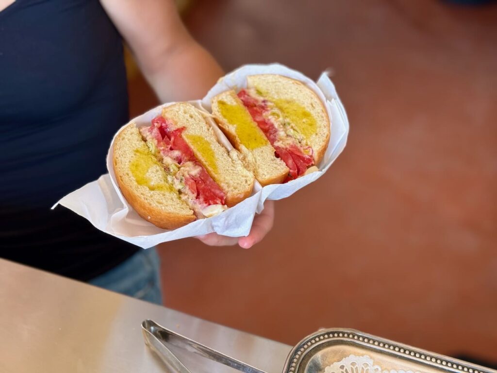 La Boissonnerie est un café sandwicherie dans les Goudes à Marseille. Les Pan Bagnats et les glaces polos sont les best seller. (tomates)